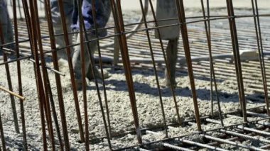 Yavaş Harekette Konkretasyon Kalıp Üzerine Çimento Mikserinden Beton Karışımı Dökmesi. Şantiye binalarının Ticari Konkret Katları Sırasında Beton Dökümü.