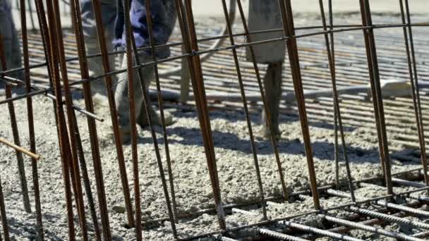 Verter Mistura Concreto Misturador Cimento Cofragem Concreto Câmera Lenta Derramamento — Vídeo de Stock