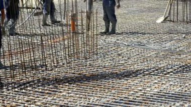 Şantiyede Beton Dökme Çalışması. Pompa Borulu Beton Dökme İnşaat İşçisi.