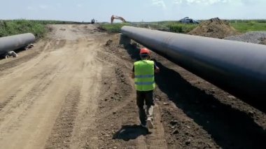 Petrol Boru Hattı Şantiyesinde Radyo Haberleşme Cihazı Ile Çalışan. İşçi Walkie Talkie Petrol Boru Hattı Yanında Talking - Hava Drone İzleme Shot.