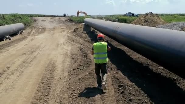 Worker Radio Communication Device Walking Oil Pipeline Construction Site Worker — Stock Video