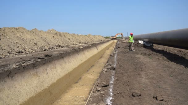 Ingénieur Casque Rouge Marchant Travers Chantier Construction Gazoducs Pipeline Construction — Video