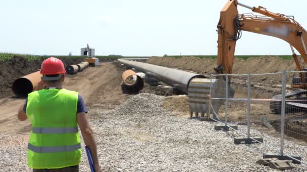 Munkavállaló Vörös Sisak Séta Olaj Gázvezeték Építése Site Csöveket Fektetnek — Stock videók