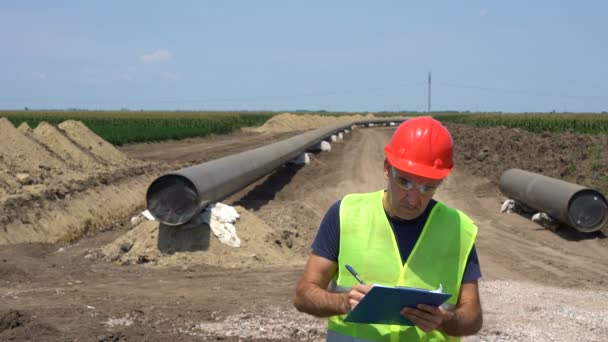 Ingegnere Scrivere Negli Appunti Del Gas Pipeline Construction Site Tubi — Video Stock