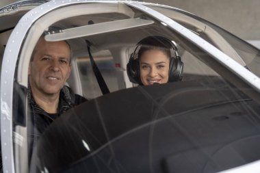 Uçakta Gülen Kadın Stajyer Pilot ve Uçuş Eğitmeni