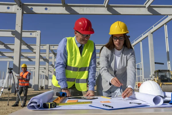 Young Female Architect and Site Supervisor Checking the Construction Site — Stock Photo, Image