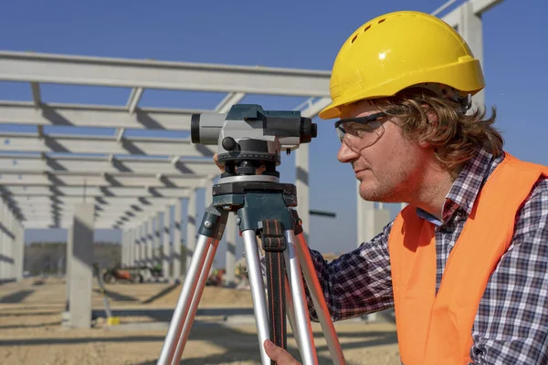 Construction Worker With Tacheometer on Site Under Construction — Stock Photo, Image