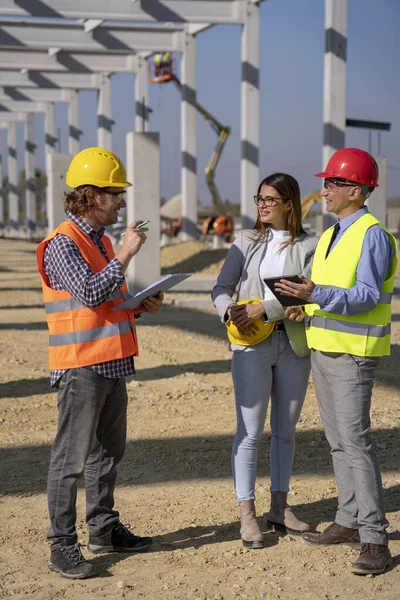 Construction Business Team Standing and Talking on Site Under Construction — Stock Photo, Image