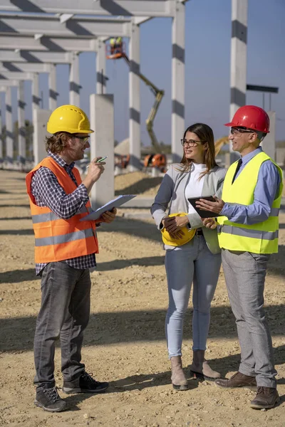 Costruzione Business Team in piedi e parlare sul sito in costruzione — Foto Stock