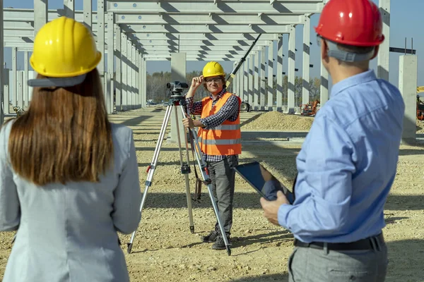 Byggarbetare med affärsteam på en byggarbetsplats — Stockfoto