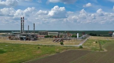 Petrokimya fabrikasının hava aracı görüntüleri. Borular siperin yanındaki destekleyici kum torbalarının üzerine yerleştiriliyor, birbirine kaynakla tutturuluyor ve paslanmayı önlemek için kaynak eklemleri tutkal ile kaplanıyor. Boru hattı inşaat halinde.