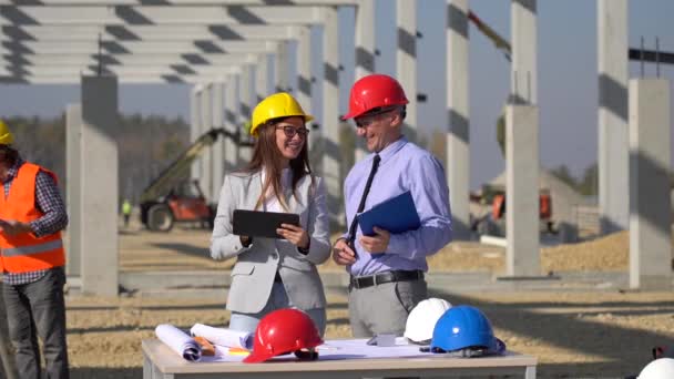 Man Woman Hardhats Discutir Proyecto Construcción Datos Sitio Equipo Construcción — Vídeos de Stock