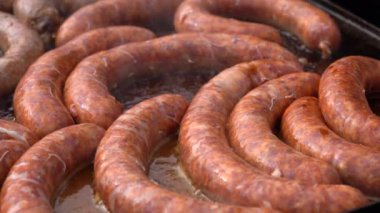 Big Frying Pan 'da Sokak Yemekleri Pişiyor. Gıda standında Biftek ve Domuz Sosisi Satıcısı.