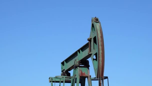 石油的提取 泵杰克从油井中提取原油 化石燃料能源 石油工业设备 — 图库视频影像