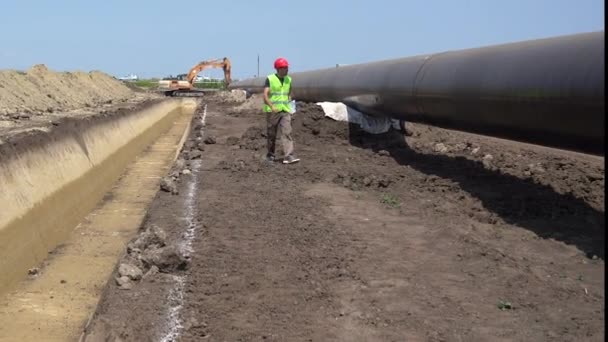 Construction Supervisors Overseeing Construction Gas Pipeline Worksite Portrait Worker Red — Stock Video