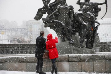 İnsanlar 1 Aralık 2015, Kiev, Ukrayna Kiev Bağımsızlık Meydanı kurucuları Anıtı yakınındaki