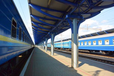 Uzhgorod, Ukrayna 15 Ağustos 2015 tren istasyonunda trenler