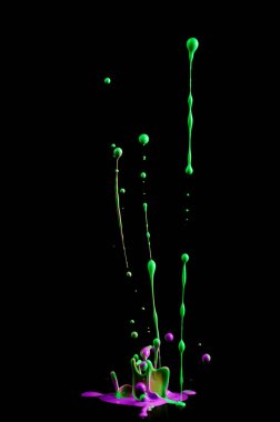 Dans eden renkli boya. Soyut heykel boyası. Siyah bir arkaplanda mürekkep lekesi