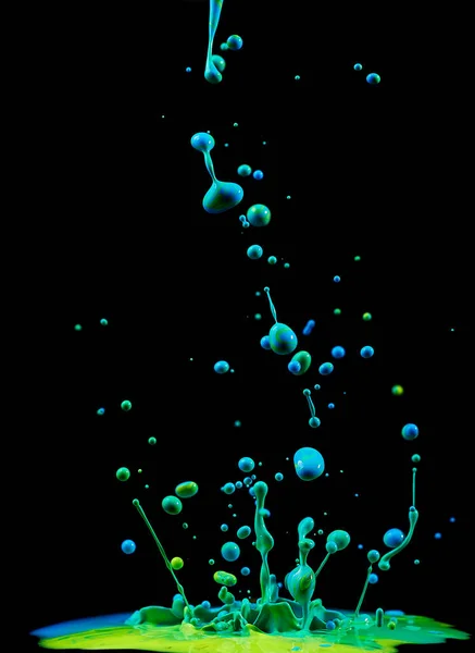 Dansende Gekleurde Verf Abstracte Beeldhouwverf Plons Inkt Een Zwarte Achtergrond — Stockfoto