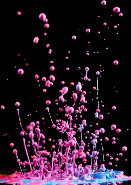 Dansende Gekleurde Verf Abstracte Beeldhouwverf Plons Inkt Een Zwarte Achtergrond — Stockfoto