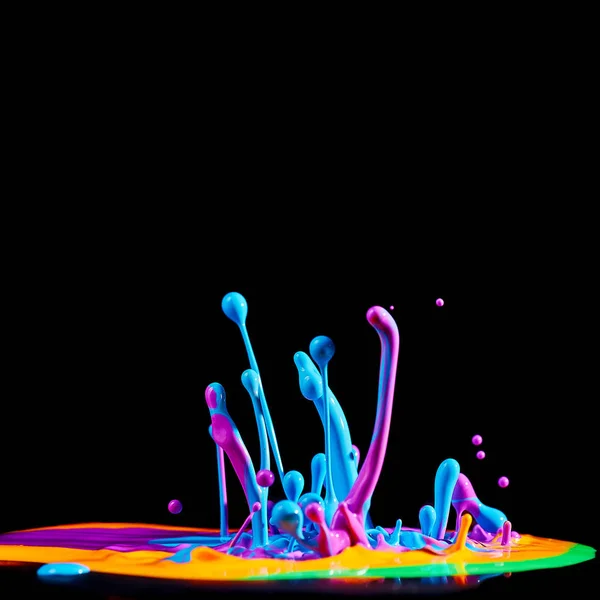 Tanzende Farbige Farbe Abstrakte Skulptur Färbt Farbtupfer Auf Schwarzem Hintergrund — Stockfoto