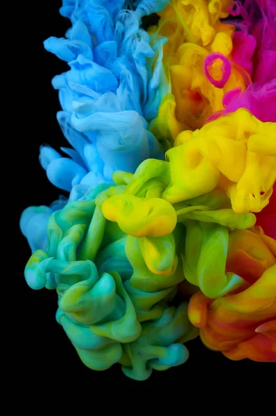 Tinte in Wasser. spritzt scharf gemischte Farbe. Bunte Flüssigkeit — Stockfoto