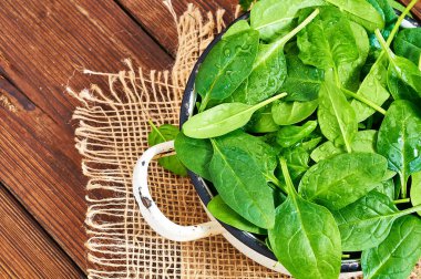 Ahşap bir arka planda taze ıspanak yaprakları