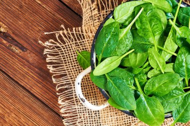 Ahşap bir arka planda taze ıspanak yaprakları