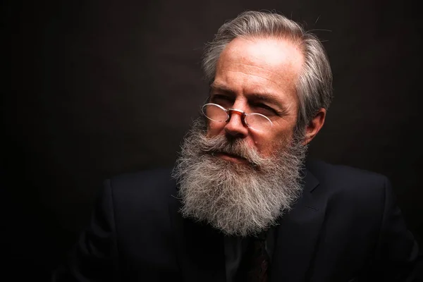 Close Senior Man Grey Hair Full Beard Wearing Suit Dark — Stock Photo, Image