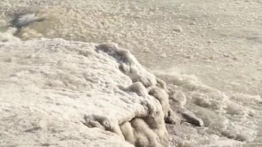 donmuş gölün açık havada kumsalda güzel kış sahne