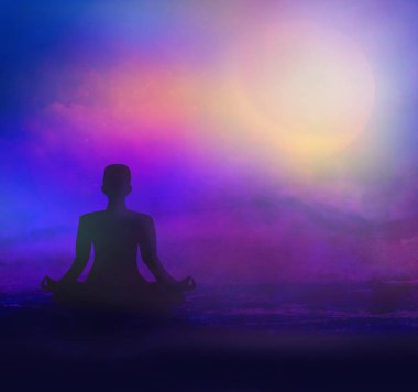 alacakaranlıkta deniz plajında meditasyon