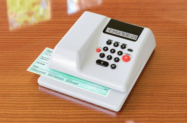 Tahta masa üzerinde banka çeki olan modern çek yazıcı, 3D görüntüleme 