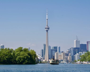 Cityscape downtown Toronto merkezi Cn Kulesi ve bir tur tekne eğlenceli turistler geliyor Toronto Harbour çevresinde gösterilen Island.