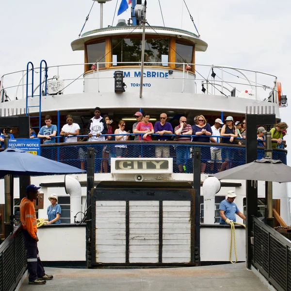 Toronto Adası Merkezi Adası'nda rıhtım feribot turistler ve yerel halk için rahatlatıcı bir yaz gün Toronto Adaları'na getirerek.