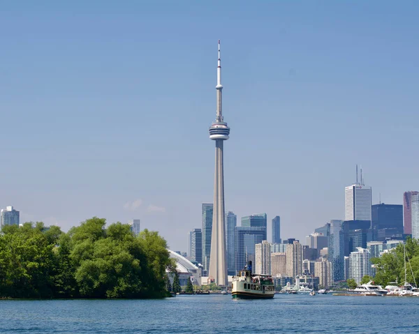 Cityscape downtown Toronto merkezi Cn Kulesi ve bir tur tekne eğlenceli turistler geliyor Toronto Harbour çevresinde gösterilen Island.