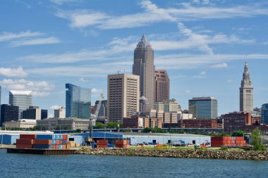 Cleveland'ın manzarası Cuyahoga Nehri ağzından ateş.  
