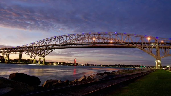 ABD ve Kanada Stockton, Ontario ve Port Huron, Michigan arasındaki bağlar mavi su köprü. Harika açık bir sabahı vurdu.