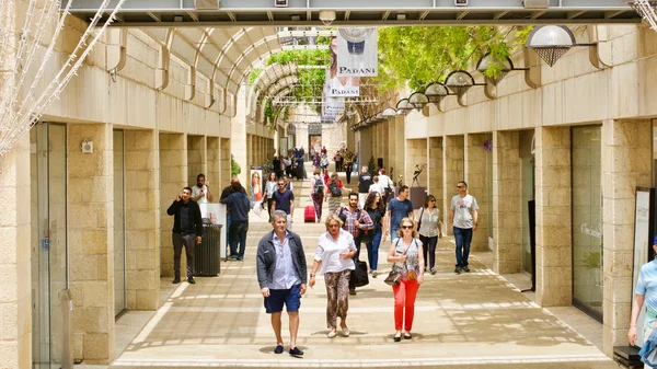 Kudüs ün Mamilla yaya alışveriş merkezi. Alışveriş, Restoran ve sosyalleşme için büyük alışveriş merkezi. Birçok ulustan insanlar için bir toplama yer.