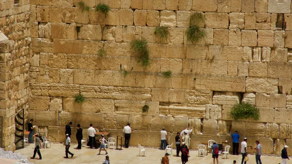 Kotel (Western Wall) bir çok sıcak öğle vakti güneş altında