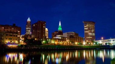 Cuyahoga Nehri de dahil olmak üzere gece Cleveland manzarası