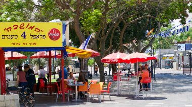Catching some lunch at the local Falafal Stand 