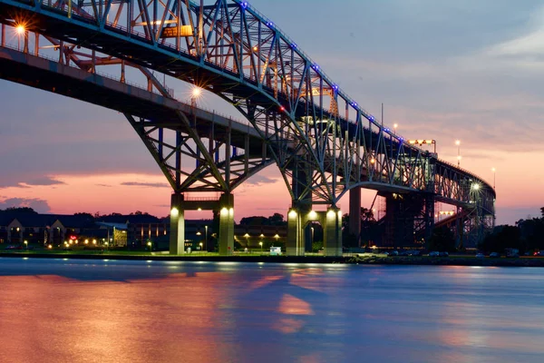青水橋は米国とカナダとの間の主要な国境 — ストック写真