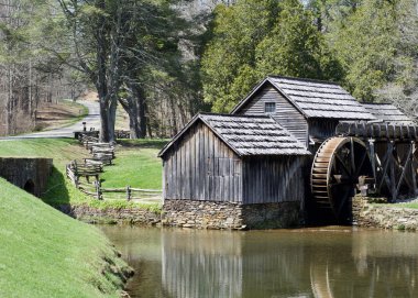 Mabry Mill, Floyd County, Virginia 'daki Blue Ridge Parkway' in 176.2 mil karakolunda bulunan bir su değirmeni. İlkbahar 2018