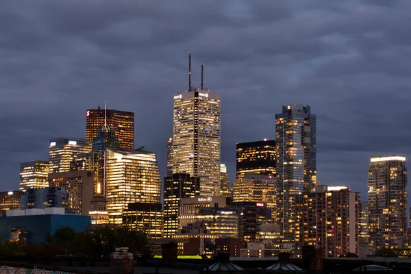 Toronto downtown cityscape akşam içine hareketli. Işıkları çok meşgul insan demek?