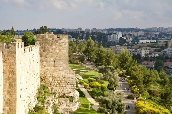 Mury Jerozolimy Zapewniają Wspaniały Widok Miasto Wszystkich Kierunkach — Zdjęcie stockowe