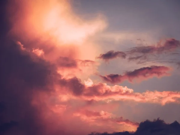 Nuvens mágicas durante o pôr do sol — Fotografia de Stock