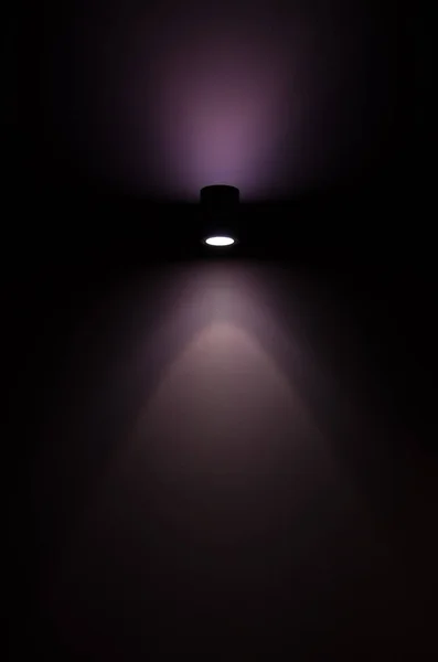 Bir mor ışık demeti ile tek spot ışığı