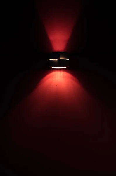Bir kırmızı ışık ışını ile tek spot ışığı.
