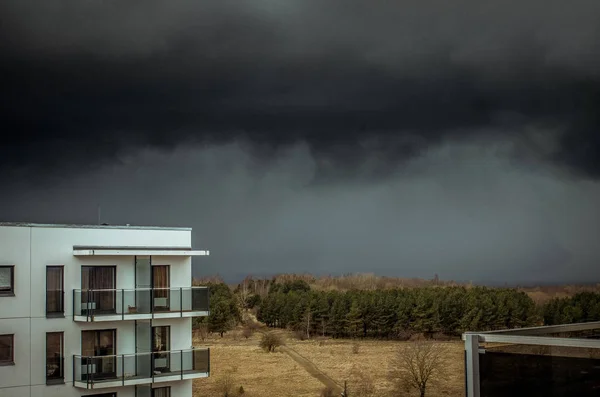 Fırtına Bulutları Kentsel Alanın Üzerinde Asılı — Stok fotoğraf