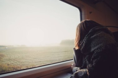 Kız pencereden bakarak Tren